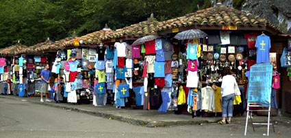 Puestos de venta de recuerdos en Covadonga